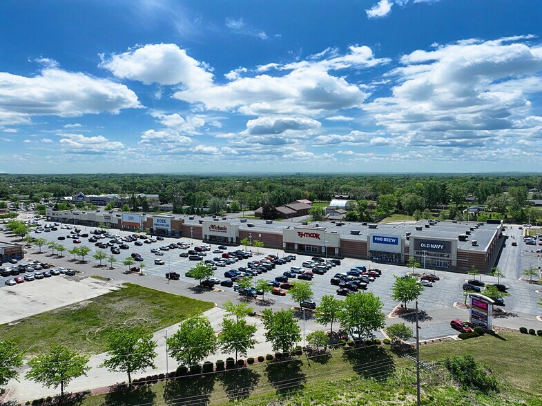 1017 W Lane Rd, Machesney Park, IL à louer - Photo principale – Image 1 sur 5