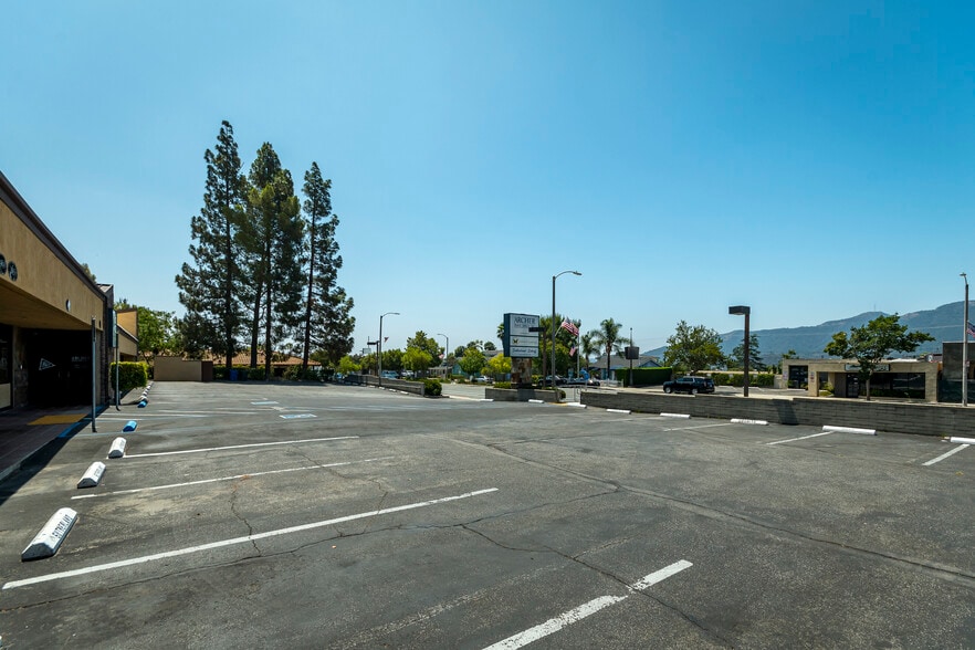 2943-2947 Foothill Blvd, La Crescenta, CA à vendre - Photo de l’immeuble – Image 3 sur 5