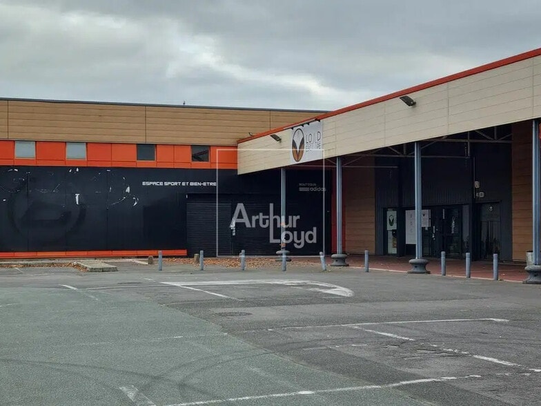 Local commercial dans Savigny-le-Temple à louer - Photo de l’immeuble – Image 1 sur 4