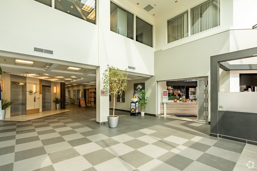 1170 Boul Lebourgneuf, Québec, QC à louer - Hall d’entrée – Image 2 sur 16