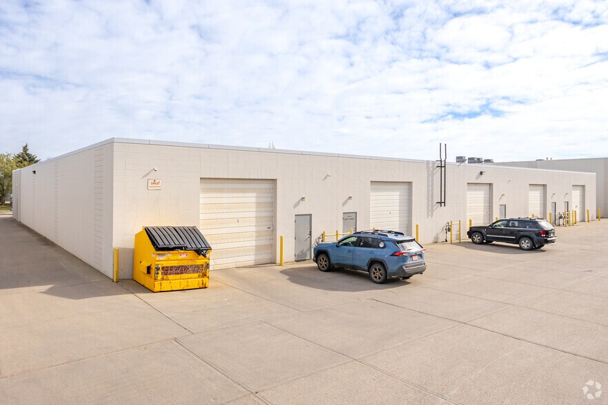 17865 106 Ave NW, Edmonton, AB à louer - Photo de l’immeuble – Image 2 sur 3