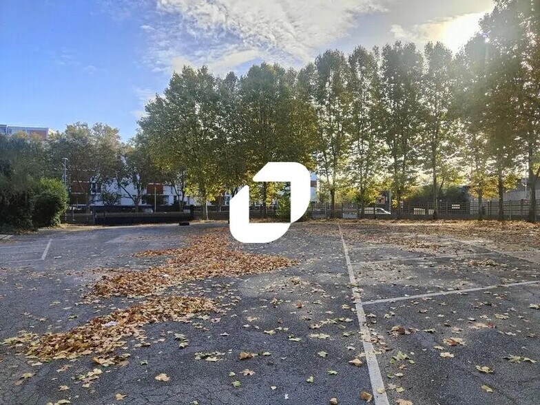 Local d’activités dans Villeneuve-la-Garenne à louer - Photo de l’immeuble – Image 3 sur 6