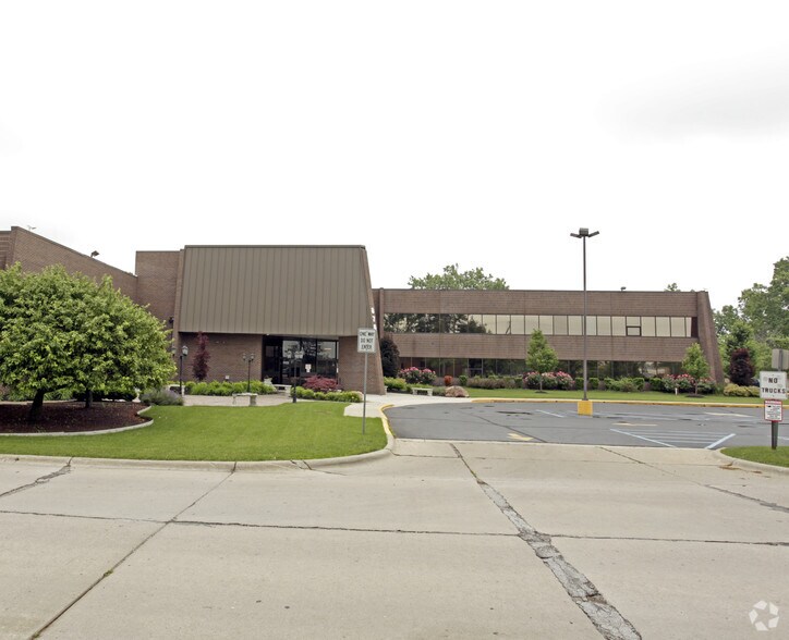 876 Horace Brown Dr, Madison Heights, MI à louer - Photo de l’immeuble – Image 3 sur 5