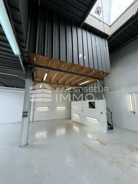 Local d’activités dans Vaux-le-Pénil à louer - Photo de l’immeuble – Image 2 sur 3
