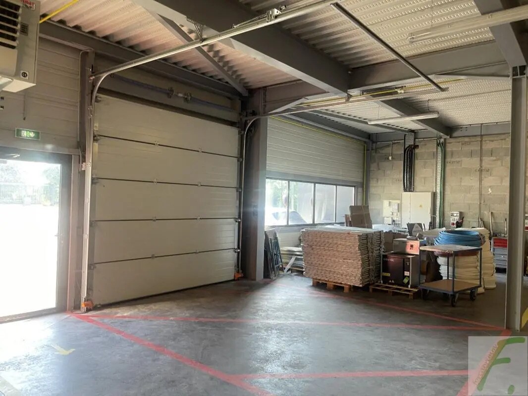 Industriel/Logistique dans La Terrasse à vendre Photo intérieure– Image 1 sur 11