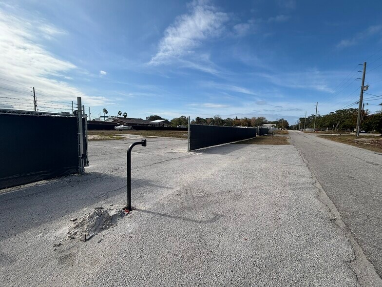 7806 Maryland Ave, Hudson, FL à louer - Photo de l’immeuble – Image 3 sur 15