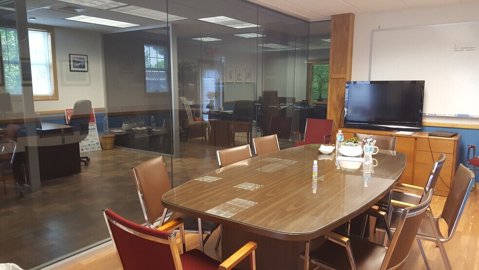 764 E Main St, Branford, CT à louer - Photo de l’immeuble – Image 3 sur 7