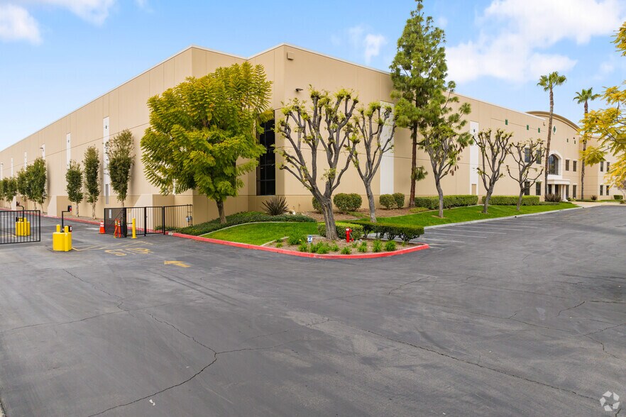 5091 4th St, Irwindale, CA à louer - Photo de l’immeuble – Image 2 sur 12