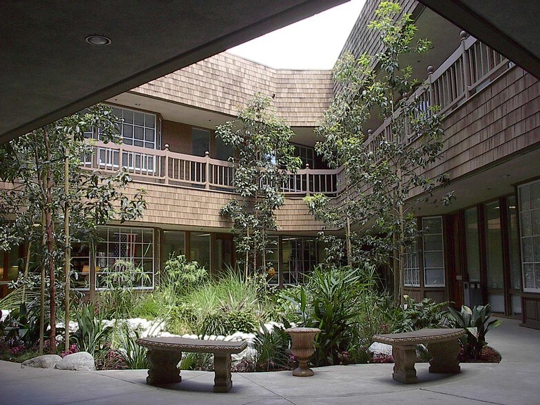 1001 Dove St, Newport Beach, CA à louer - Photo de l’immeuble – Image 3 sur 11