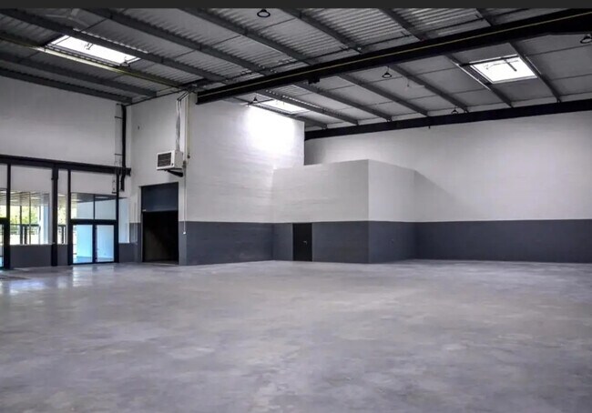 Plus de détails pour Local d’activités à vendre