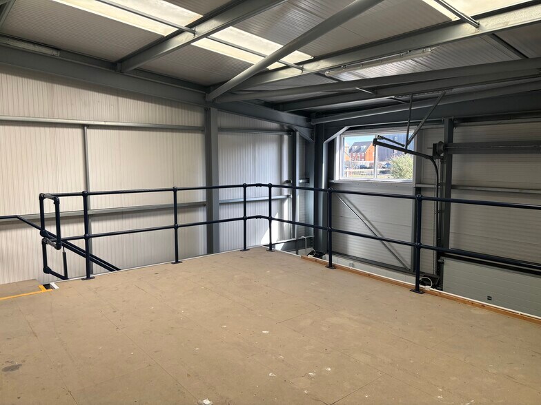 Industriel/Logistique dans Unit 75 Portfield Works, Chichester By Pass,, Chichester à louer - Photo de l’immeuble – Image 2 sur 3