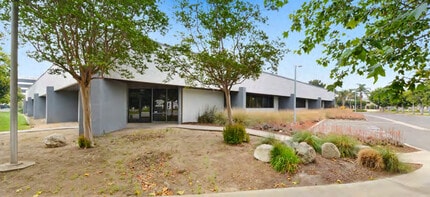3232 W MacArthur Blvd, Santa Ana, CA à louer Photo de l’immeuble– Image 2 sur 5