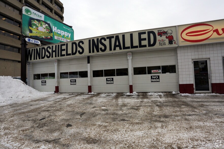 10260 105th St NW, Edmonton, AB à louer - Photo de l’immeuble – Image 3 sur 4