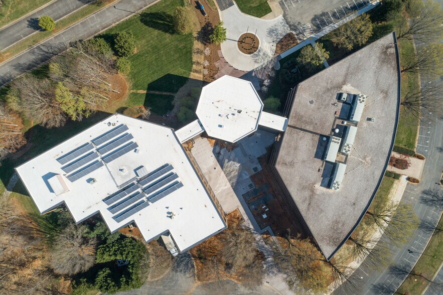 105 Corporate Center Blvd, Greensboro, NC à louer - Photo de l’immeuble – Image 2 sur 9