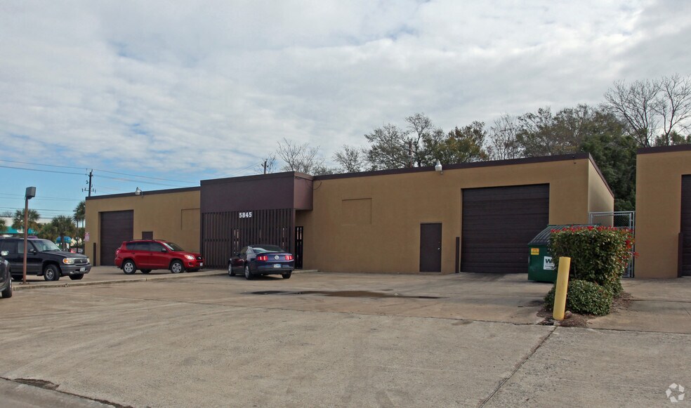5849-5891 W 34th St, Houston, TX à louer - Photo principale – Image 2 sur 11