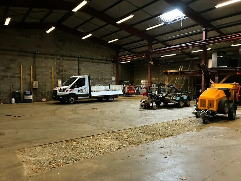 Local d’activités dans Parçay-Meslay à louer - Photo de l’immeuble – Image 1 sur 8