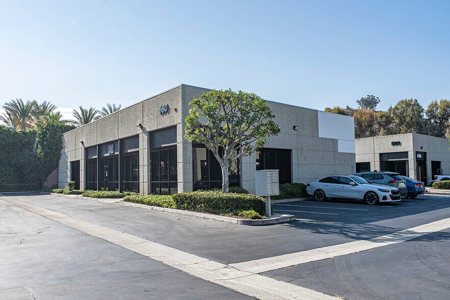 550-590 E Arrow Hwy, San Dimas, CA à louer - Photo de l’immeuble – Image 2 sur 36