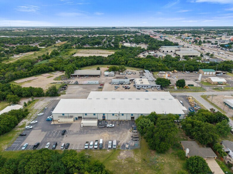 921 E Waggoman St, Fort Worth, TX à louer - Photo de l’immeuble – Image 3 sur 6