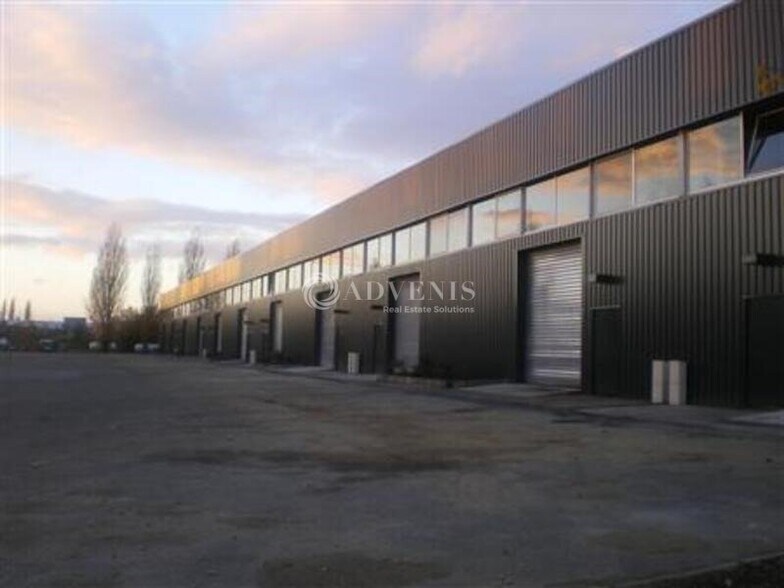 Industriel/Logistique dans Coignières à louer - Photo de l’immeuble – Image 3 sur 5