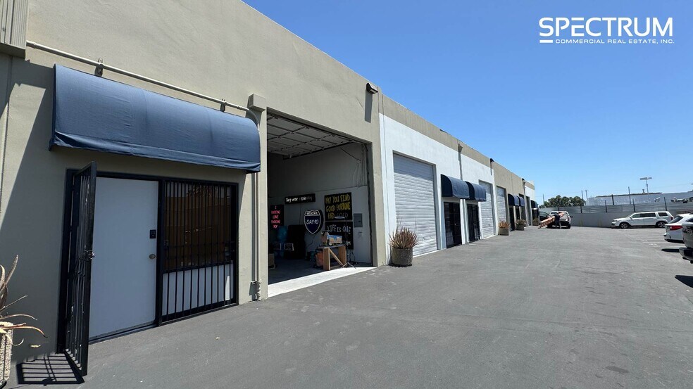 15414 Cabrito Rd, Van Nuys, CA à louer - Photo de l’immeuble – Image 2 sur 9