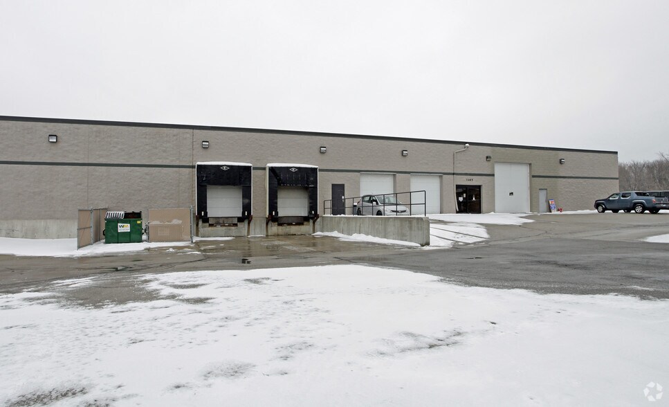 7265 S 1st St, Oak Creek, WI à louer - Photo de l’immeuble – Image 2 sur 3