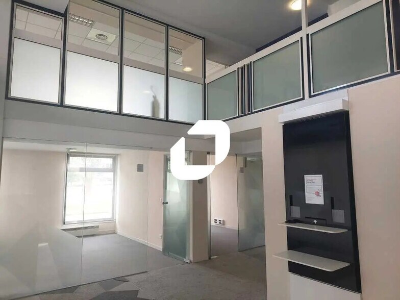 Local commercial dans Montigny-le-Bretonneux à louer - Photo de l’immeuble – Image 1 sur 4