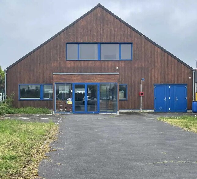 Local commercial dans Allonne à louer - Photo de l’immeuble – Image 1 sur 3