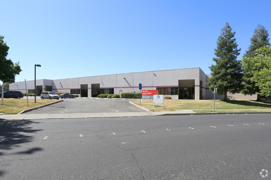 830 Eubanks Dr, Vacaville, CA à louer - Photo de l’immeuble – Image 1 sur 6