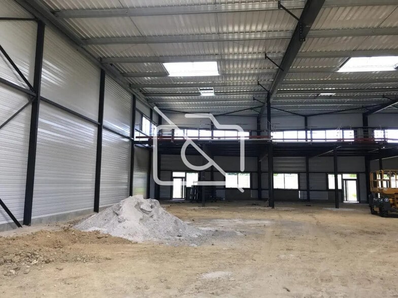 Local d'activités dans Moissy-Cramayel à vendre - Photo de l’immeuble – Image 2 sur 9