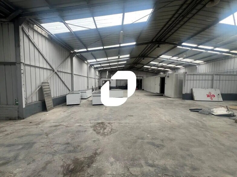 Local d’activités dans Lillers à louer - Photo de l’immeuble – Image 2 sur 7