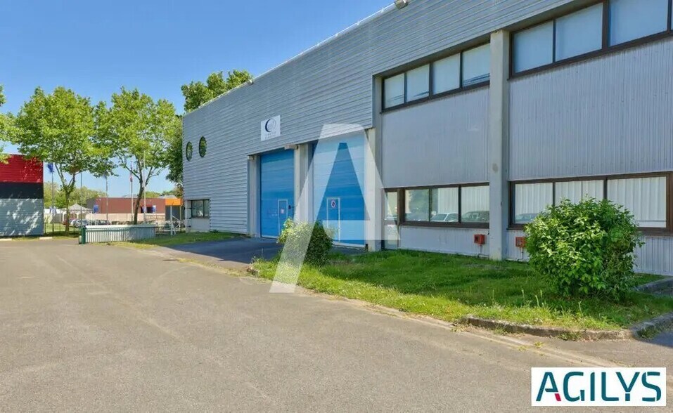 Local d’activités dans Collégien à louer - Photo de l’immeuble – Image 3 sur 4