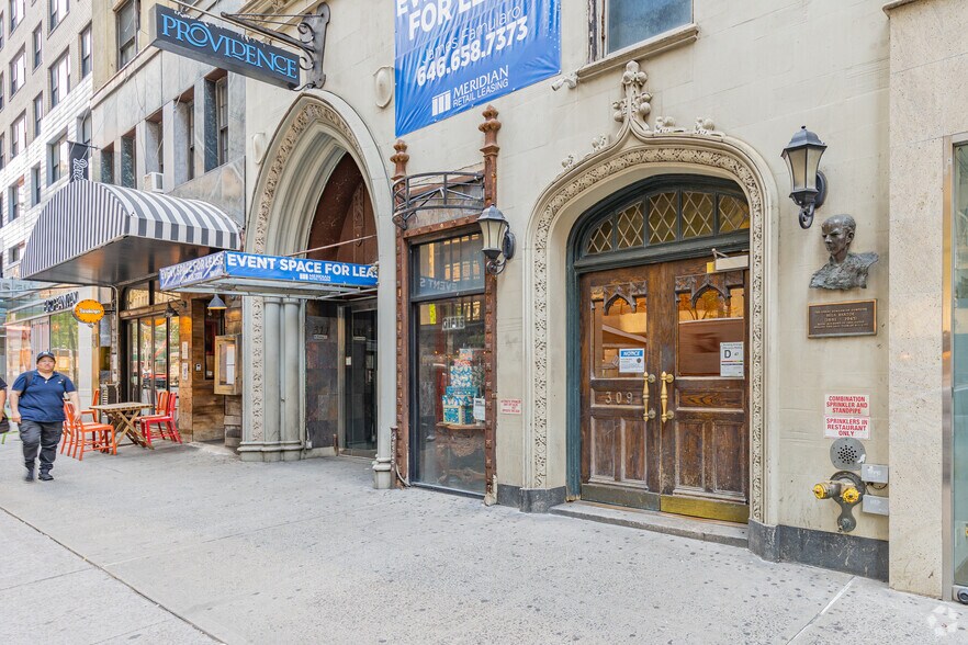 305-311 W 57th St, New York, NY à louer - Photo de l’immeuble – Image 3 sur 41