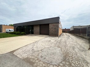 945 Criss Cir, Elk Grove Village, IL à louer Photo de l’immeuble– Image 2 sur 11