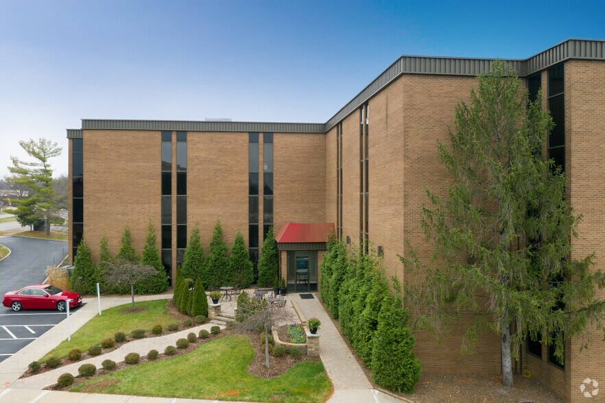 320 Whittington Pky, Louisville, KY à louer - Photo de l’immeuble – Image 2 sur 5