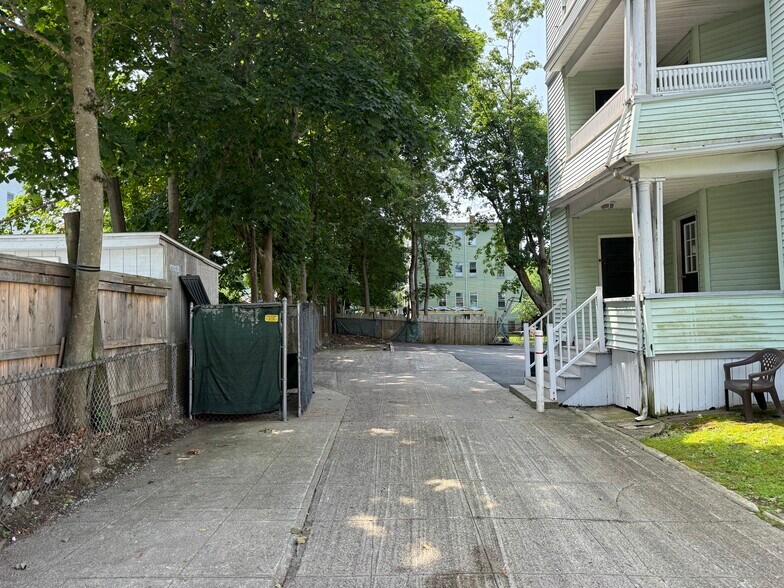 34 Hillberg Ave, Brockton, MA à vendre - Photo de l’immeuble – Image 3 sur 9