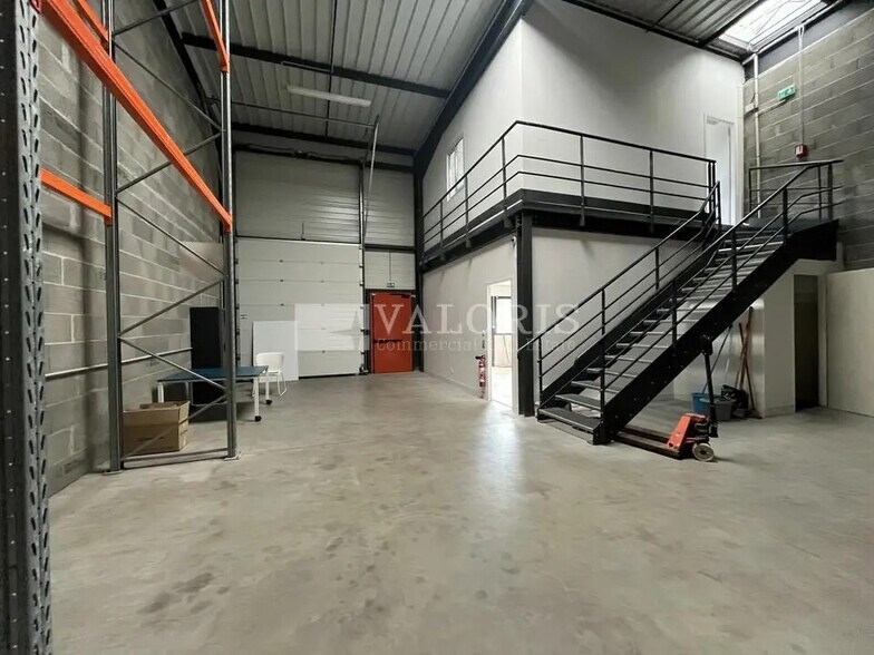 150 Rue Georges Charpak, Civrieux à louer - Photo de l’immeuble – Image 2 sur 6