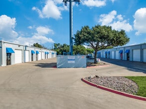 1731 Wall St, Garland, TX à louer Photo de l’immeuble– Image 2 sur 10