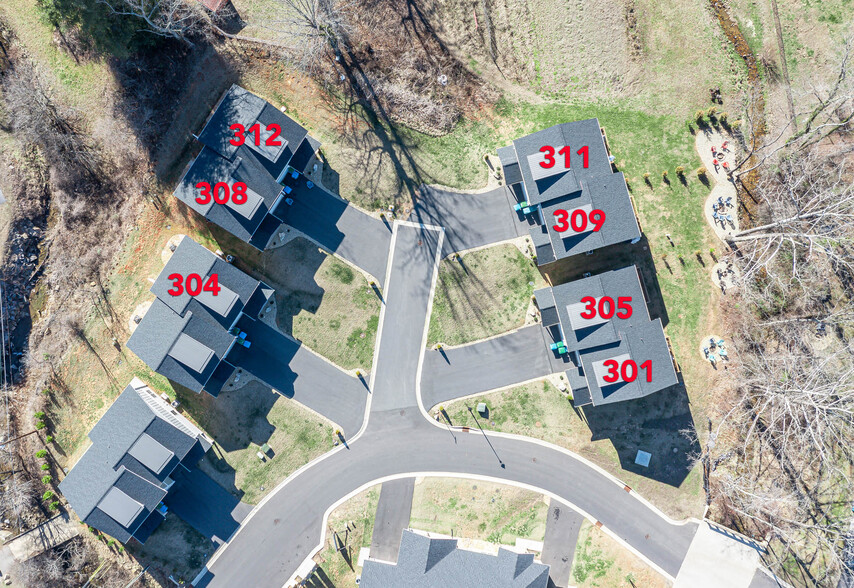 301 Jenna Clare Ln, Asheville, NC à vendre - Photo principale – Image 1 sur 1