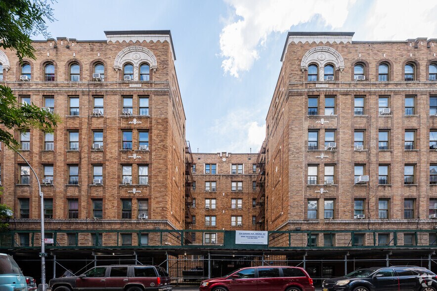 724 Gerard Ave, Bronx, NY à vendre - Photo de l’immeuble – Image 2 sur 4