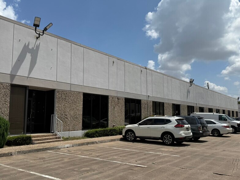 5803 Sovereign Dr, Houston, TX à louer - Photo de l’immeuble – Image 3 sur 8