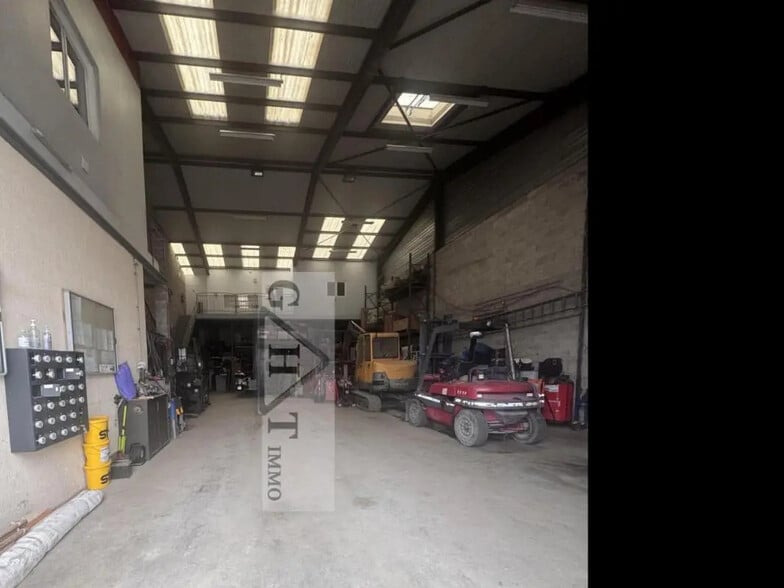 Industriel/Logistique dans Penchard à vendre - Photo de l’immeuble – Image 2 sur 13