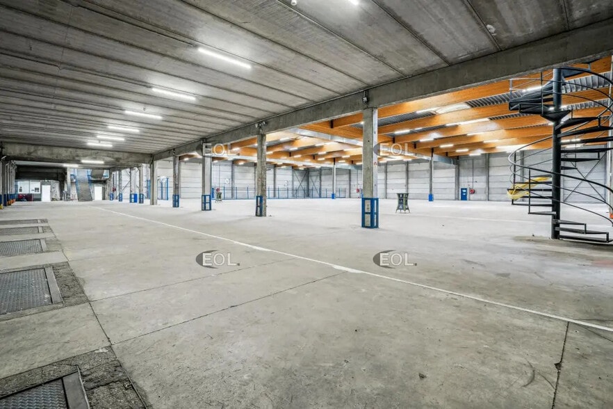 Industriel/Logistique dans Saint-Thibault-des-Vignes à louer - Photo de l’immeuble – Image 3 sur 12