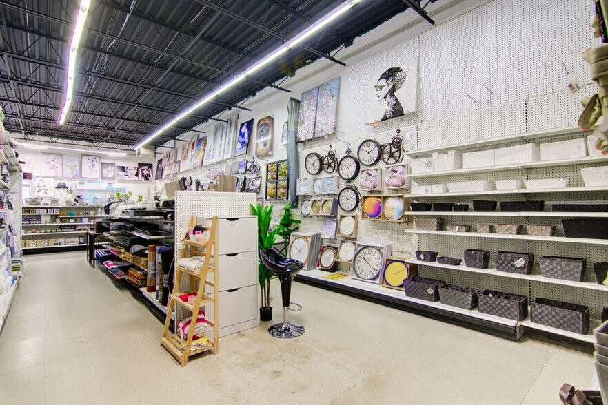 988 Boul Saint-Jean-Baptiste, Mercier, QC à louer - Photo de l’immeuble – Image 2 sur 16