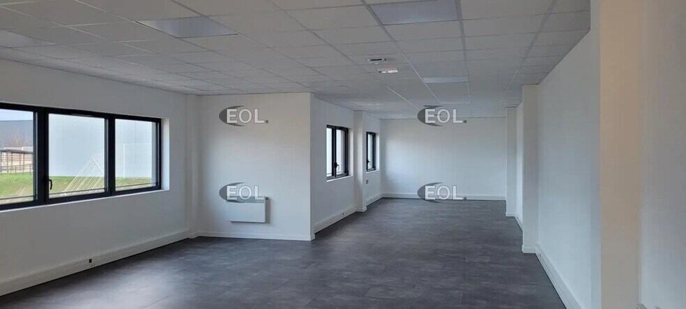 Local d’activités dans Colombier-Saugnieu à louer - Photo de l’immeuble – Image 2 sur 5