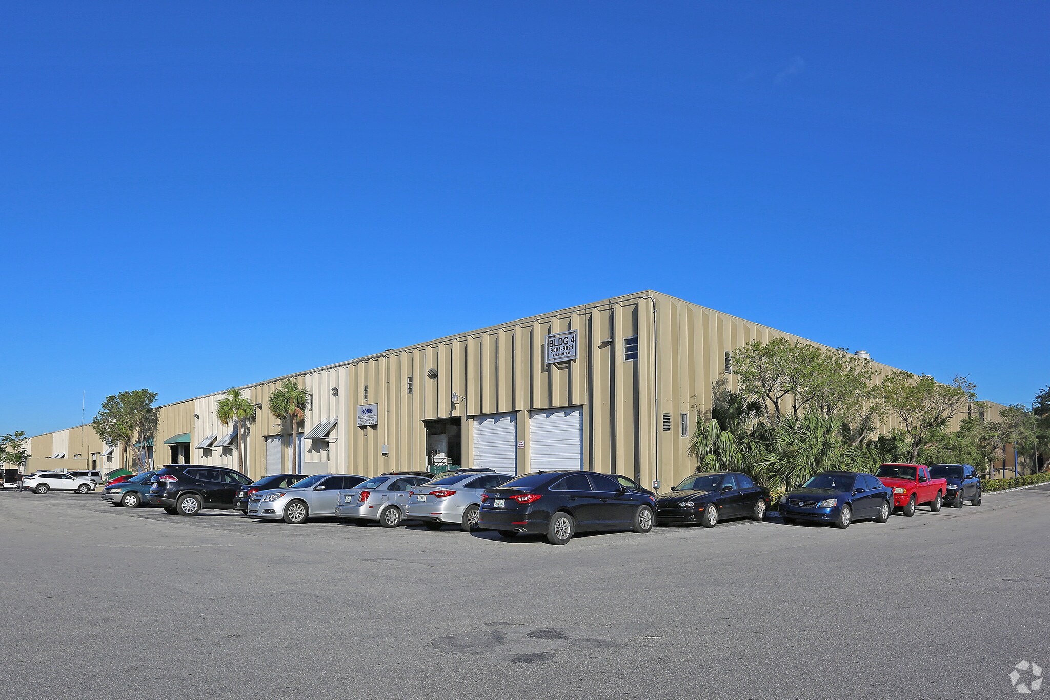 9001-9021 NW 105th Way, Miami, FL à louer Photo principale– Image 1 sur 23