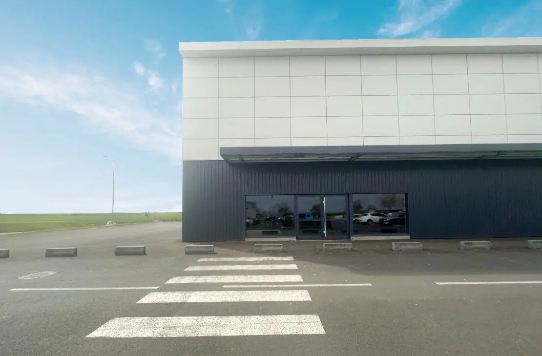 Local commercial dans Neuville-de-Poitou à louer Photo de l’immeuble– Image 1 sur 4