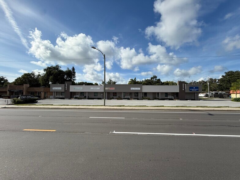 2362 Sunset Point Rd, Clearwater, FL à vendre - Photo de l’immeuble – Image 2 sur 4