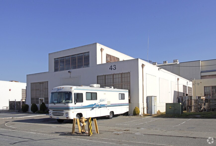 2440 Monarch St, Alameda, CA à louer - Photo de l’immeuble – Image 2 sur 2