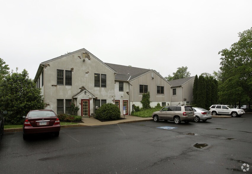 2 Village Rd, Horsham Township, PA à louer - Photo de l’immeuble – Image 3 sur 6