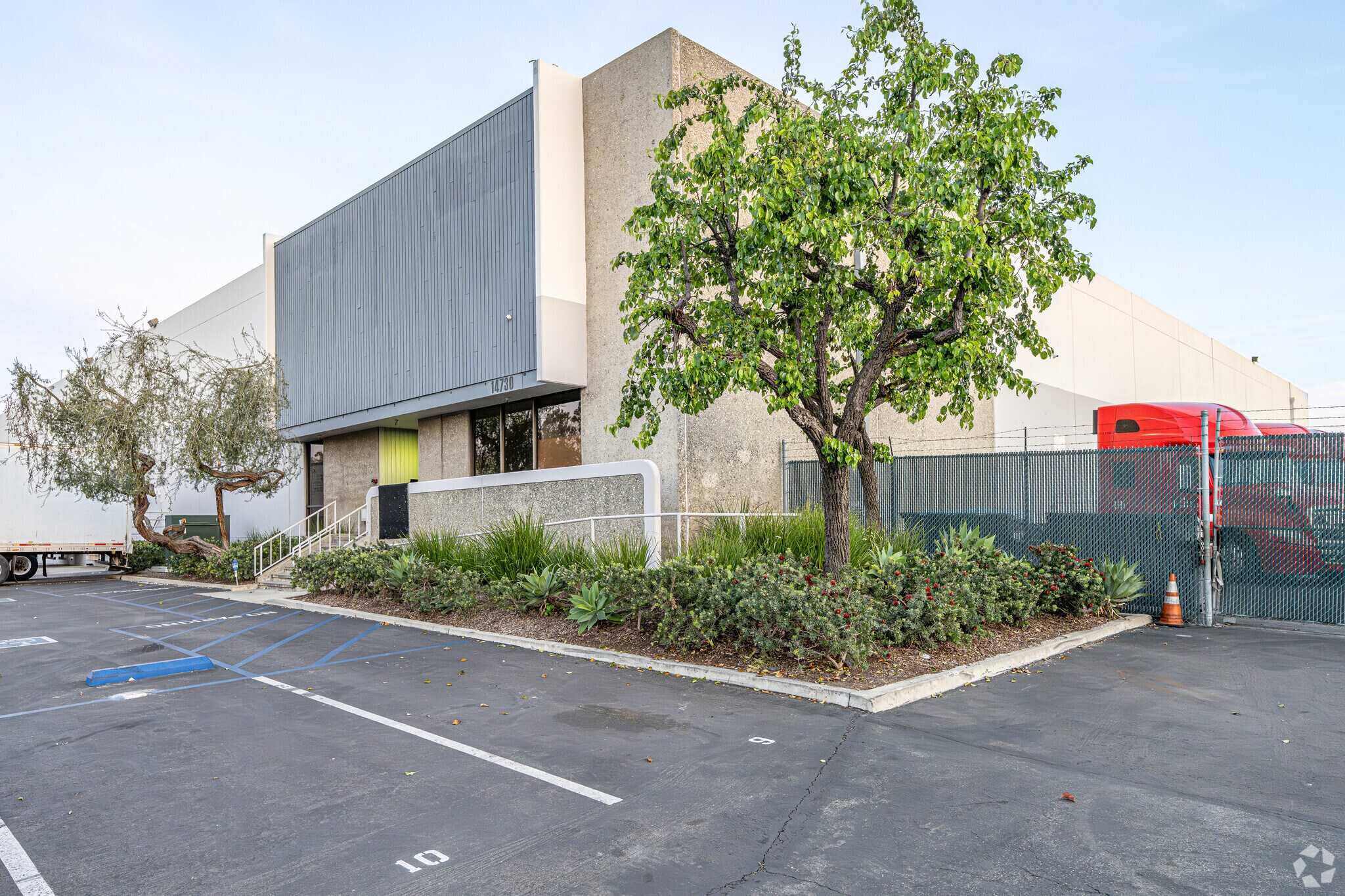 14730-14750 Northam St, La Mirada, CA à louer Photo principale– Image 1 sur 9